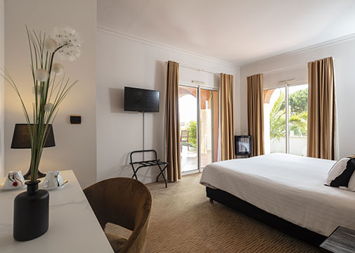 Verbindungszimmer mit 1 Doppelbett im Palmyra Golf mit privater Terrasse, 4-Sterne-Hotel in Hérault