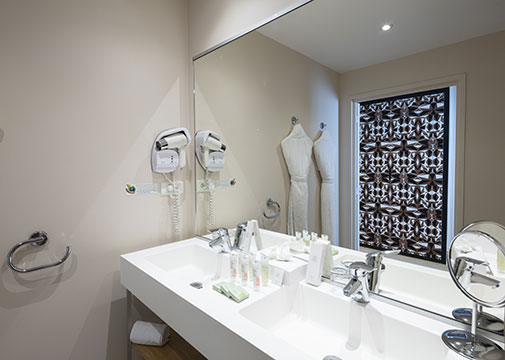 Bathroom in the connecting room at the Palmyra Golf with private terrace, 4-star hotel in Cap d'Agde