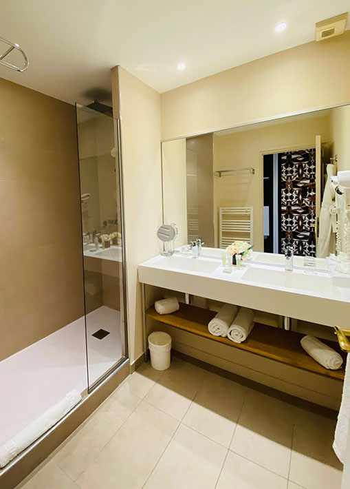 Bathroom with shower in the connecting room at Palmyra Golf