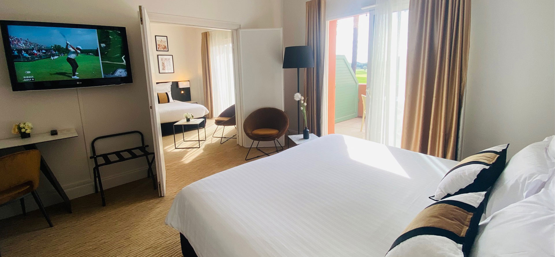 Habitación comunicada con terraza privada en Palmyra Golf, hotel de 4 estrellas en Hérault con cama