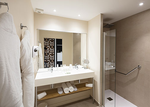 Salle de bain de la chambre Junior Suite du Palmyra Golf, hôtel 4 étoiles en Occitanie