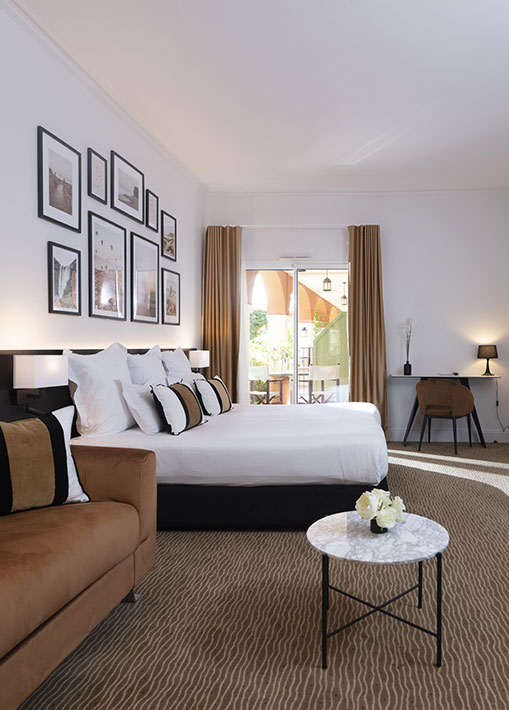 Vue de la chambre Junior Suite du Palmyra Golf, hôtel 4 étoiles au Cap d’Agde, avec balcon et Canapé Lit