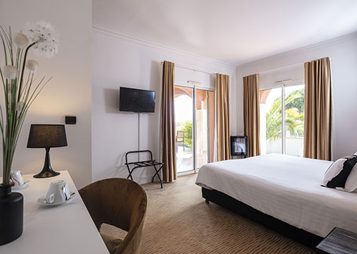 Chambre Vue golf du Palmyra Golf avec 1 grand lit, hôtel 4 étoiles en Occitanie