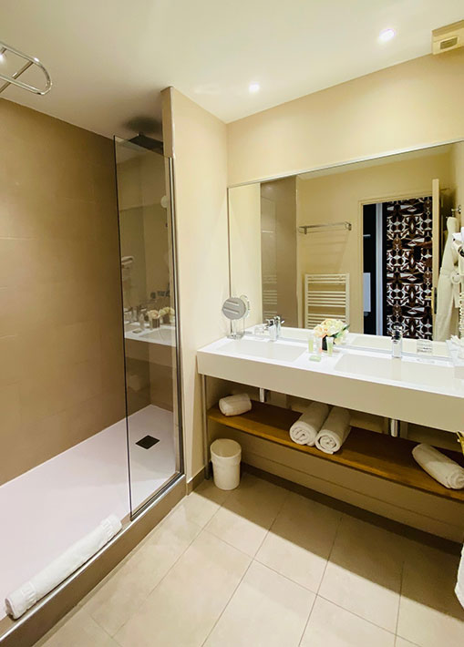 Bathroom with shower in the Golf view room at Palmyra Golf, a 4-star hotel in the Hérault region of France
