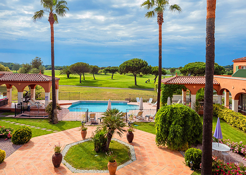 Palmyra Golf, hôtel 4 étoiles au Cap d’Agde : vue de la piscine, du jardin et du golf 