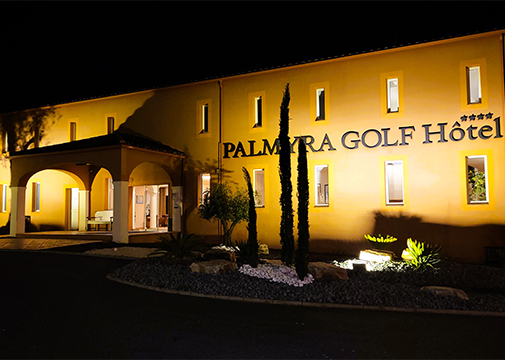 Nachtansicht des Eingangs zum Palmyra Golf, einem 4-Sterne-Hotel in Cap d’Agde