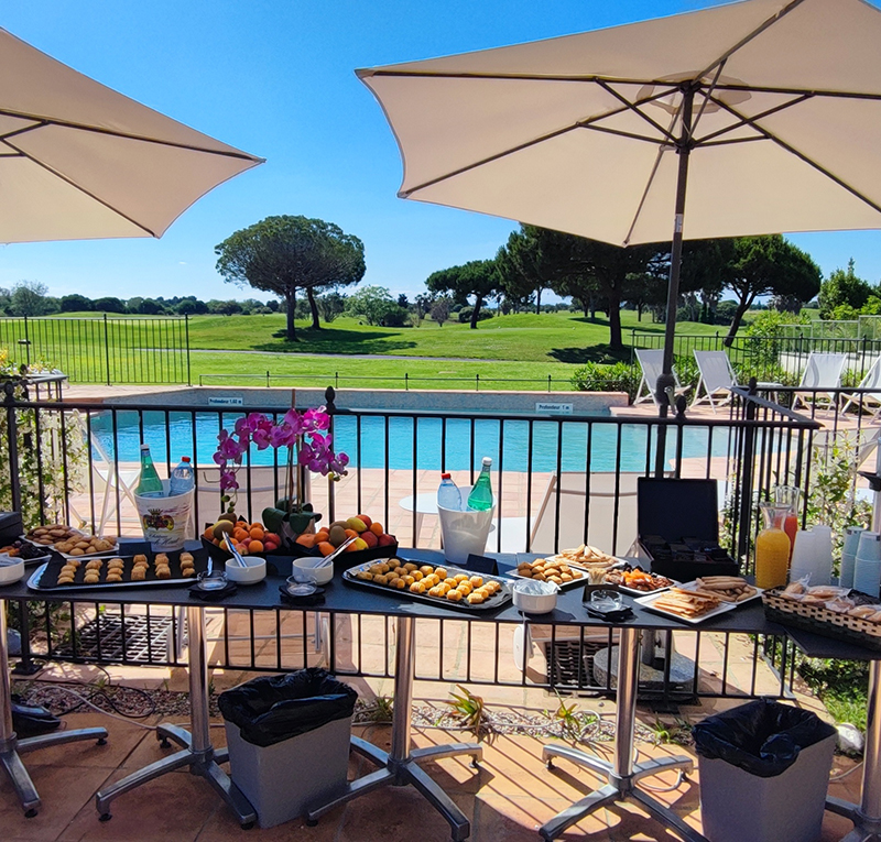 Disfrute de pausas para un café gourmet en el patio del Almyra Golf, un hotel de 4 estrellas en Cap d'Agde con vistas a la piscina y al campo de golf